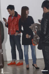 组图：佟大为关悦夫妇参观艺术展 章子怡嫂子陪同