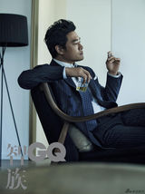 组图：黄维德最新居家写真 随性自然展熟男魅力