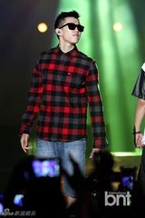 组图：朴宰范等参加HIPHOP音乐节引爆火热现场