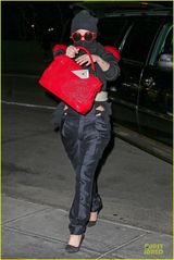 组图：Gaga忍者装逛街怪异蒙脸 真空上阵现胸型