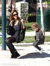 组图：杰西卡-阿尔芭与女儿一同荡秋千现甜蜜瞬间