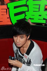 组图：古巨基获歌迷提前庆生 暂无结婚计划或闪婚