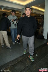 组图：吴宗宪等赴高凌风灵堂悼念 张菲频抹泪