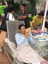 组图：周润发澳门拍片坐躺椅抽雪茄似大爷