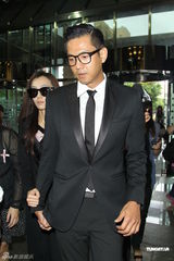 组图：大小S范玮琪夫妇现身大炳追思会