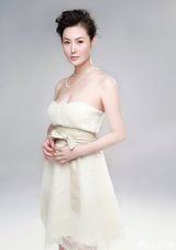 组图：王思懿时尚大片纯白清新婉约派