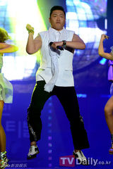 组图：鸟叔Psy再度现身 参加《平泽音乐庆典》