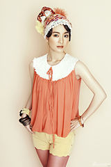 组图：李晟春日花朵写真俏皮 热裤丝袜秀美腿