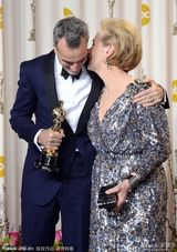 组图：奥斯卡后台海瑟薇圆梦落泪 李安拜年