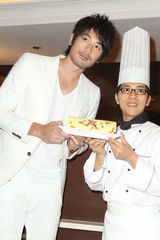 组图：高以翔帅气亮相义卖 否认与雷凯欣一夜情