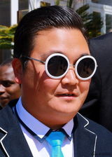 组图：冒牌鸟叔现身戛纳街头 称枪击案疯狂