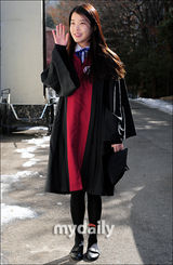 组图：韩国女歌手IU回母校参加高中毕业典礼