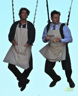 幻灯图：克鲁斯为新片变飞人 和主持人当空卖鸡蛋