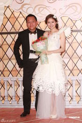 组图：徐淑敏携老公黄浩出席婚纱活动大秀恩爱