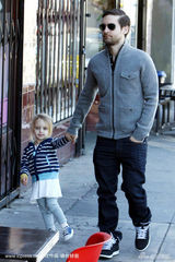 幻灯图集：托比-马奎尔携妻女外出 蜘蛛侠墨镜遮面