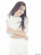 组图：刘涛白裙温馨出镜演绎冬日温暖