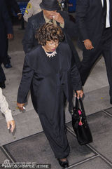 组图：杰克逊案四审家人到场 粉丝举牌望法庭公正