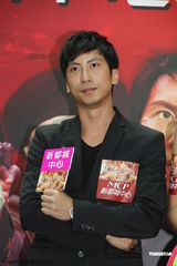 组图：黄奕香港宣传新片 杜宇航陈嘉桓表演武术