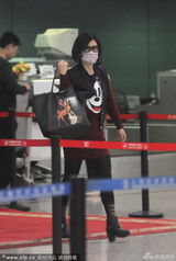 组图：谢娜现身机场急忙找厕所 戴花口罩无人识