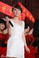 组图：李念加盟央视跨年盛典 金色晚礼服绽放红毯