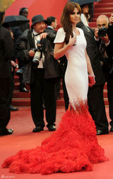 组图：《爱》戛纳首映 科尔白底红尾裙别具一格