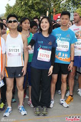 组图：杨千嬅惊讶香港拐婴案 红地毯摔倒伤右脚