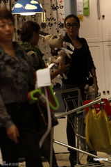 高清组图：杜晓婷购物中心采购被拍