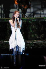 组图：陈綺贞小巨蛋开唱 脚踏车上场展独特摇滚风