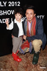 组图：张继聪携子同台表演 薛凯琪为个唱辛苦排舞