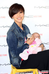 组图：何韵诗自曝生子计划 认两岁小帅哥做老公