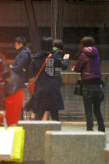 组图：安以轩现身平民小吃店 浓妆艳抹无人识