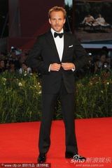 高清图：《在某处》首映  小范宁 露肩蓝裙宛若精灵