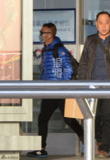 组图：聂远口罩遮面亮相机场 女友甜蜜接机