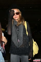 组图：《变4》抵港取景 女主角妮可拉-佩尔茨素颜失措避镜头