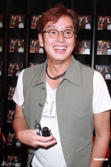 组图：谭咏麟为个唱彩排练歌致声音沙哑