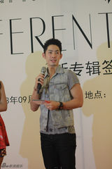 组图：吴建豪亮相歌迷送祝福 否认确定F4当伴郎