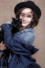 组图：王智手抱黑猫拍大片 巧搭牛仔个性魅力