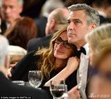 组图：乔治-克鲁尼贴面朱莉娅-罗伯茨热聊 当众献吻