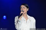 组图：王菲大连演唱会可爱撒娇：你们不冷我也不冷