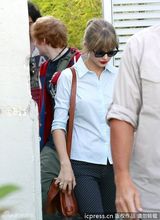 组图：泰勒-斯威夫特衬衫搭九分裤