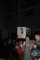 高清图：霍思燕素雅成都校园行 引逾千学生围堵