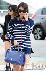 组图：Rainbow便装现身机场飞加拿大参加活动