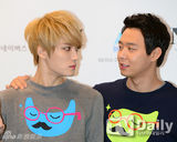 组图：韩团JYJ出席粉丝会 穿可爱卫衣卖萌