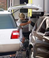 组图：安妮斯顿订婚后首亮相片场 十足女人味