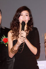 幻灯图集：万梓良加盟《岁月骄阳》 吻太太秀恩爱