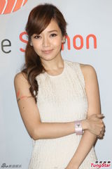 组图：侯佩岑白色长裙亮相 笑容优雅气质甜美