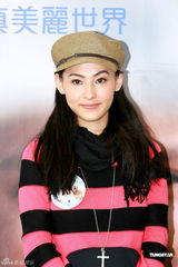 组图：张柏芝靓装青春动人 妩媚辣妈现场秀钻戒