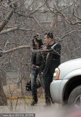 幻灯图集：孔令辉与神秘女同行 十指紧扣有说有笑