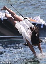 组图：F1太子女海滩办婚礼 与未婚夫水中激吻