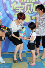 组图：海清亲子节目成孩子王 亲和力十足